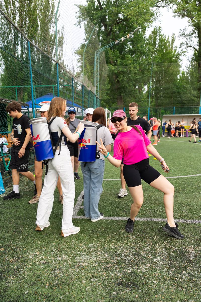 Учасниці фесту позують на полі