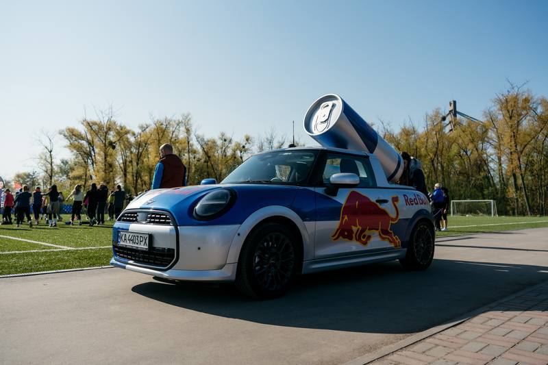 Автомобіль Red Bull на території фесту
